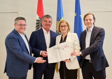 Beim Unterzeichnen der Absichtserklärung zwischen AGRANA und Stadler Austria (v.l.n.r.): Christian Diewald, Geschäftsführer von Stadler Austria, Peter Spuhler, Präsident des Verwaltungsrates der Stadler Rail AG, Landeshauptfrau Johanna Mikl-Leitner und Stephan Büttner, CEO der AGRANA Beteiligungs-AG