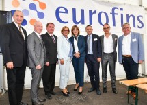 Weltweit agierende Unternehmensgruppe hat größtes Lebensmittellabor Österreichs in Wiener Neudorf eröffnet. Im Bild von links nach rechts: Bezirkshauptmann Philipp Enzinger, ecoplus-Geschäftsführer Helmut Miernicki, Bürgermeister Herbert Janschka, Landeshauptfrau Johanna Mikl-Leitner, Bundesministerin Maria Patek, Geschäftsführer Michael Huppmann, COE Gilles Martin und Klaus Fuchs von Eurofins