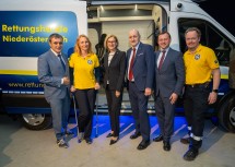 Bei der Indienststellung des neuen Einsatzleitfahrzeuges (v.l.n.r.): Obmann Anton Erber, Geschäftsführerin Karin Kuhn, Landeshauptfrau Johanna Mikl-Leitner, Bürgermeister Gerald Höchtel, Abgeordneter Johann Höfinger und Pressesprecher Stefan Tucek.