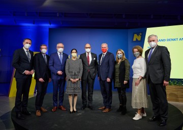 Von links nach rechts: Landesrat Jochen Danninger, Landesrat Gottfried Waldhäusl, LH-Stellvertreter Stephan Pernkopf, die beiden Stargäste Monisha Kaltenborn und Stefan Piech, LH-Stellvertreter Franz Schnabl, Landesrätin Ulrike Königsberger-Ludwig, Landesrätin Christiane Teschl-Hofmeister und Landesrat Martin Eichtinger.