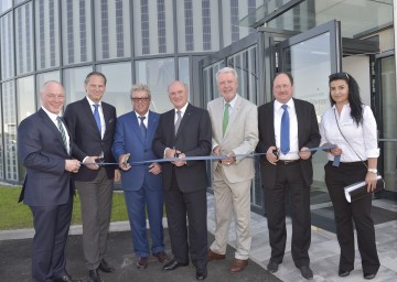 Landeshauptmann Dr. Erwin Pröll, Bürgermeister Mag. Klaus Schneeberger und Geschäftsführer Christian Dries eröffneten das neue Firmengebäude von DAS Energy in Wiener Neustadt.