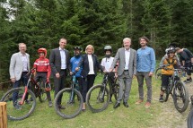 v.l. ecoplus Alpin Geschäftsführer Martin Fassl, Tourismuslandesrat Jochen Danninger, Landeshauptfrau Johanna Mikl-Leitner, ecoplus Aufsichtsratsvorsitzender LAbg. Bgm. Klaus Schneeberger und Erlebnisarena-Geschäftsführer Karl Morgenbesser mit Mountainbikerinnen und Mountainbikern, die von den Wexl Trails begeistert sind.