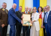 Symbolische Schlüsselübergabe: Feuerwehrkommandant Andreas Weninger (Bildmitte) mit den Fest- und Ehrengästen im neuen Feuerwehrhaus Ternitz-Rohrbach