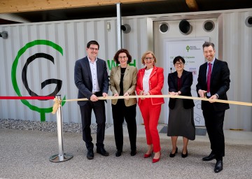 Im Bild von links nach rechts: Lorenz Mayer, Vizepräsident der NÖ Landwirtschaftskammer, Dr. Elke Guenther, Landeshauptfrau Johanna Mikl-Leitner, Professorin Angela Sessitsch, Managing Director Mag. Alexander Svejkovsky.