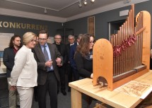 Landeshauptfrau Johanna Mikl-Leitner und Kurator Falko Daim beim Ausstellungsrundgang.