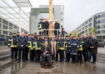 Landeshauptfrau Mikl-Leitner mit (oben v.l.) Karl Enzinger, Kommandant der Betriebsfeuerwehr im NÖ Landhaus, Erich Hofer, Bürgermeister Auersthal, dem 1. Landtagspräsidenten Karl Wilfing, (unten) den Kolleginnen und Kollegen der Betriebsfeuerwehr und Fest- und Ehrengästen beim 24 Meter hohen Maibaum.