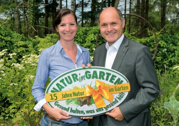 Natur im Garten erobert Vorarlberg: DI Giesela Gundacker von der Initiative „Natur im Garten“ und Landeshauptmann-Stellvertreter Mag. Wolfgang Sobotka (v.l.n.r.)