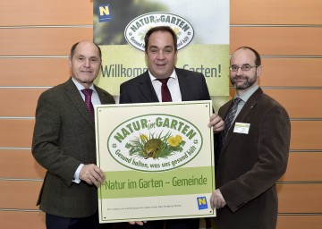 Landeshauptmann-Stellvertreter Mag. Wolfgang Sobotka, Initiator der Aktion „Natur im Garten“, Christoph Trampler, Bürgermeister von Purgstall an der Erlauf, und „Natur im Garten“-Berater Ing. Robert Lhotka bei der Übergabe der „Natur im Garten“-Gemeindeplakette. (v.l.n.r.)