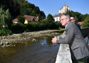 Fünf Millionen Euro für regionale Maßnahmen zum Schutz vor den Auswirkungen des Klimawandels stellt der Klima- und Energiefonds zur Verfügung. Das Land NÖ fördert KLAR-Regionen in Phase 3 zusätzlich mit 1.000 Euro für jede Gemeinde, informiert Pernkopf. 