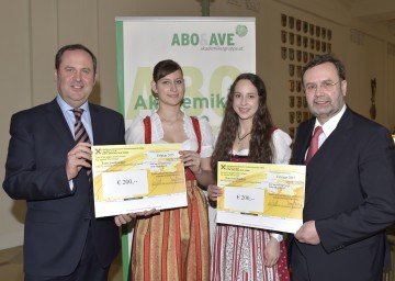 Landtagspräsident Hans Penz, Obmann des Unterstützungsvereins, die Stipendiaten Regina Zöchling und Birgit Kaltenbrunner sowie Josef Pröll, Präsident des Kuratoriums der „Leopold Figl-Stiftung“.