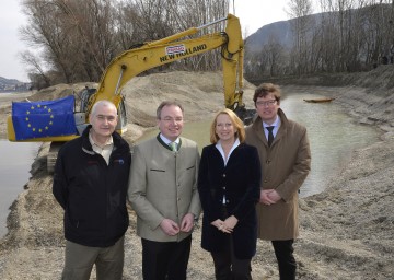 Donau-Auen wurde Lebensader geschenkt: Nationalparkdirektor Mag. Carl Manzano, Naturschutz-Landesrat Dr. Stephan Pernkopf, BM Doris Bures und Geschäftsführer DI Hans-Peter Hasenbichler (via donau) (v.l.n.r.)