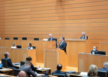 Finanz-Landesrat Ludwig Schleritzko bei der Rede zum Nachtragsbudget für 2020 und 2021. 