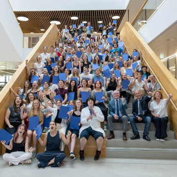 LH-Stellvertreter und Lehrgangsleiter Peter Filzmaier mit den Absolventinnen und Absolventen des dritten Durchgangs der Science Academy Niederösterreich.