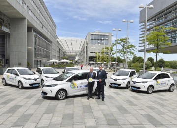 Landeshauptmann Dr. Erwin Pröll übergab sieben Elektroautos für dezentrale Dienststellen an Straßenbaudirektor DI Josef Decker. (v.l.n.r.)