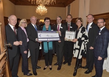 Helmut Miernicki (Geschäftsführer ecoplus), Donau-Versicherungs-Generaldirektorin Elisabeth Stadler, Landeshauptmann Dr. Erwin Pröll, Hilfswerk-Präsidentin Michaela Hinterholzer, Vereinspräsident Erwin Hameseder, Flughafen-Vorstand Günther Ofner, Bettina Glatz-Kremsner (Österreichische Lotterien), Landesgeschäftsführer Gerhard Karner, Michael Höfler (pantarhei corporate advisors).