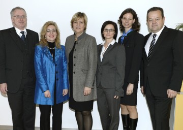 Dr. Otto Huber  (Amt der NÖ Landesregierung) und Sozial-Landesrätin Mag. Barbara Schwarz (3.v.l.) wünschten den neuen Heim-Direktoren alles Gute für ihre neue Aufgabe: Mag. Dr. Sabine Engelmaier (Landespflegeheim Weitra), Sabine Weidinger, MSc, MBA (Landespflegeheim Amstetten), Mag. (FH) Regina Kos (Landespflegeheim St. Pölten) und Michael Strozer, MSc (Landespflegeheim Klosterneuburg) (v.l.n.r.)