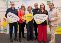 v.l.n.r. Andreas Leuthner vom Zeitpolster Team St. Pölten, die Leiterin der Telefonseelsorge Niederösterreich Dipl. Psych. univ. Ama Ramona Lovenson, Landeshauptfrau Johanna Mikl-Leitner, die beiden Keynote-Speaker Therapeut und Theologe Dr. Arnold Mettnitzer und Kulturanthropologin Bettina Ludwig und Autor, Trainer, Vortragender, Moderator, PR-Berater und Selfness-Coach Dr. Manfred Greisinger beim dritten Symposium der Reihe „Kultur der guten Nachbarschaft“ der Kultur.Region.Niederösterreich