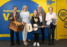 (v.l.n.r.) Drehorgelspieler Oliver Mahr, Landeshauptfrau Johanna Mikl-Leitner, Isabel Heiderer von der Musikschule St. Pölten, der Präsident der Raschalaer Köllamauna Werner Daim und Uschi Seeman vom Eumig-Museum Wiener Neudorf.