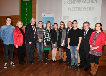 Mag. Johann Heuras (3.v.l.), der amtsführende Präsident des Landesschulrates für Niederösterreich, und Bildungs-Landesrätin Mag. Barbara Schwarz (5.v.l.) mit den Teilnehmerinnen und Teilnehmern, Ehrengästen, und Verantwortlichen beim 31. NÖ Fremdsprachenwettbewerb.