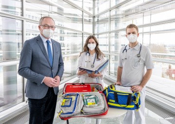 Foto v.l.n.r.: LH-Stellvertreter Stephan Pernkopf mit den beiden Jungmedizinern Leonie Bürgl und Dominik Tüchler.