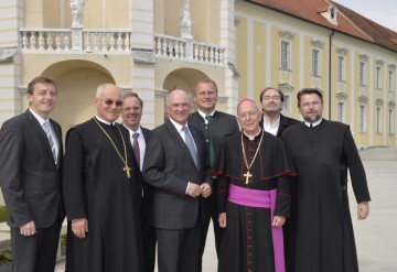 Im Bild von links nach rechts: LAbg. Bgm. Jürgen Maier, Abt Christian Haidinger, Bezirkshauptmann Dr. Johannes Kranner, Landeshauptmann Dr. Erwin Pröll, Bgm. DI Markus Reichenvater, Bischof DDr. Klaus Küng, DI Christian Jabornegg, Pater Michael.