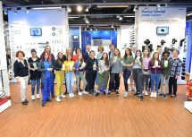 "Girls' Day" macht Mut zu technischen Berufen. Die Teilnehmerinnen und Teilnehmer auf Besuch bei der Sanitärtechnikfirma Geberit in Pottenbrunn bei St. Pölten, eines der am Aktionstag "Girls' Day" teilnehmenden Unternehmen.  