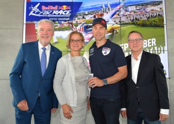 Klaus Schneeberger, Bürgermeister der Statutarstadt Wiener Neustadt, Landeshauptfrau Mikl-Leitner,  Martin Šonka, Red Bull Air Race Master Class Pilot, und Erich Wolf, General Manager der Red Bull Air Race GmbH (v.l.n.r.)