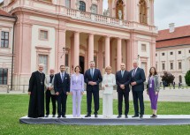 Von links nach rechts: Der Göttweiger Abt Columban Luser, Kommunikationswissenschaftler Wolfgang Kleinwächter, Universitätsprofessor Matthias Kettemann, Bundesministerin Karoline Edtstadler, Bundeskanzler Karl Nehammer, Landeshauptfrau Johanna Mikl-Leitner, der bulgarische Präsident Rumen Radev, EFW-Präsident Martin Eichtinger und die ukrainische Kunstkuratorin Kateryna Tykhonenko.