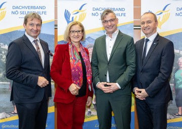 (v.l.n.r.) Der Obmann des Dachverbandes NÖ Selbsthilfe, Landeshauptfrau Johanna Mikl-Leitner, ÖGK Generaldirektor Bernhard Wurzer und NÖ LGA Vorstand Konrad Kogler bei der 12. NÖ Selbsthilfe Landeskonferenz in St. Pölten.