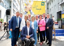 (v.l.n.r.) Hans Zöhling, Obmann der Landespersonalvertretung, Landtagsabgeordneter Florian Krumböck, Landeshauptfrau Johanna Mikl-Leitner, Zentralbehindertenvertrauensperson Andreas Mühlbauer, Landesamtsdirektor Werner Trock, die Obfrau der Dienststellenpersonalvertretung (DPV) Sonja Strauß, Matthias Adl, Vizebürgermeister St. Pölten, Verena Krammer, Leiterin der Abteilung Personalmanagement, Christoph Reiter-Havlicek, Leiter der Abteilung Gebäudeverwaltung und DPV Obmann-Stellvertreter Gerhard Fichtinger.