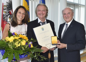 Landeshauptmann Dr. Erwin Pröll überreichte das „Große Goldene Ehrenzeichen für Verdienste um das Bundesland Niederösterreich“ an Prof. Dr. Peter Hofbauer (im Bild mit Gattin Dr. Vera Russwurm).