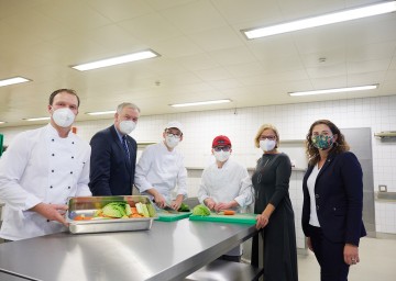 Küchenleiter Dietmar Stamminger-Weis, Landesrat Martin Eichtinger, die Lehrlinge Lorenz Trost und Gabriel Dauda, Landeshauptfrau Johanna Mikl-Leitner und DPV-Obfrau Sonja Strauss.