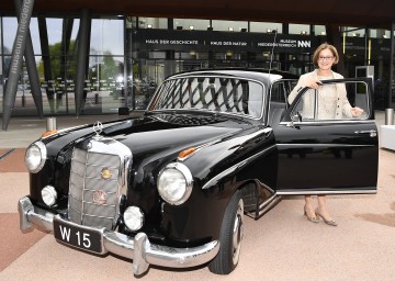 Landeshauptfrau Johanna Mikl-Leitner mit dem Dienstauto des ehemaligen Außenministers und Landeshauptmanns von Niederösterreich Leopold Figl