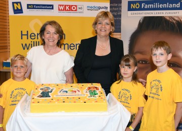 Die Initiatorinnen WKNÖ-Präsidentin KommR Sonja Zwazl und Familien-Landesrätin Mag. Barbara Schwarz mit Marco, Malee und Andreas (v.l.n.r.) beim Tortenanschnitt des Abschluss-Events der 2. Kinder Business Week in Niederösterreich.