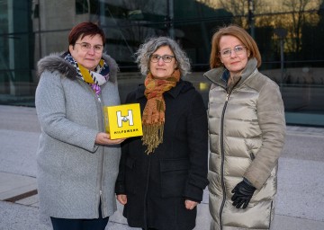 (v.l.n.r.): Präsidentin Michaela Hinterholzer (NÖ Hilfswerk), Michaela Naber-Tastl (NÖ Frauentelefon), Frauen-Landesrätin Christiane Teschl-Hofmeister