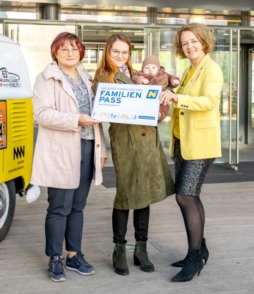 Drei Generationen der Familie Reischek und neue NÖ Familienpass-Inhaberinnen: Sabine und Tochter Verena mit Enkelsohn Oskar und Familien-Landesrätin Christiane Teschl-Hofmeister.