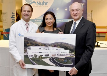 Präsentierten den geplanten Neubau des Nuhr Medical Centers in Senftenberg: der Ärztliche Leiter Univ.-Doz. Dr. Martin Nuhr, die Kaufmännische Leiterin Mag. Mayra Nuhr und Landeshauptmann Dr. Erwin Pröll (v.l.n.r.)