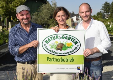 Die Gärtnerei Starkl ist ein „Natur im Garten“-Partnerbetrieb: Marktleiter Martin Jahn, Landeshauptmann-Stellvertreterin Mag. Johanna Mikl-Leitner und Geschäftsführer Ludwig Starkl. (v.l.n.r.)