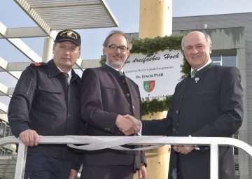 Landhaus-Maibaum kommt heuer aus Droß: Im Bild Oberbrandinspektor Karl Enzinger, Kommandant der Betriebsfeuerwehr im NÖ Landhaus, Bürgermeister DI Andreas Neuwirth und Landeshauptmann Dr. Erwin Pröll (v.l.n.r.)