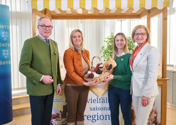 Landeshauptfrau Johanna Mikl-Leitner und LH-Stellvertreter Stephan Pernkopf mit den Direktvermarktern Sonja (2. v. l.) und Christina Schrittwieser (2. v. r.) aus Bischofstetten.