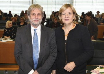 Univ.-Prof. Gottfried Biewer (Institut für Bildungswissenschaften, Uni Wien) mit Landesrätin Barbara Schwarz (v.l.n.r.)