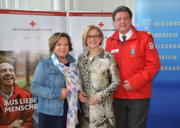 Präsentierten die Leistungsbilanz des niederösterreichischen Roten Kreuzes: Landeshauptfrau-Stellvertreterin Karin Renner, Landeshauptfrau Johanna Mikl-Leitner und Präsident Josef Schmoll (v.l.n.r.).