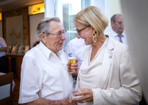 Landeshauptfrau Johanna Mikl-Leitner im Gespräch mit ehemaligen Gemeinderäten aus Wallsee-Sindelburg.