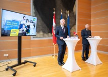 Landesrat Martin Eichtinger und Landespolizeidirektor Franz Popp bei der Pressekonferenz im Landhaus (v.l.n.r.).