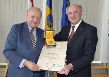 Landeshauptmann Dr. Erwin Pröll verlieh das „Große Goldene Ehrenzeichen für Verdienste um das Bundesland Niederösterreich\" an Mag. Rudolf Klingohr.