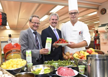 In der Küche des Universitätsklinikums St. Pölten: Dipl. KH-BW Helmut Krenn, Kaufmännischer Direktor der NÖ Landeskliniken-Holding, Landesrat Mag. Karl Wilfing und Küchenchef Martin Knabb. (v.l.n.r.)