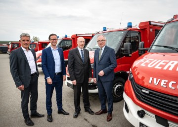 Andreas Zeller vom Betriebsvorstand von Rosenbauer, Technikvorstand Daniel Tomaschko, Innenminister des Landes Mecklenburg-Vorpommern Christian Pegel mit LH-Stellvertreter Stephan Pernkopf bei der Besichtigung der bestellten Feuerwehrautos (v.l.n.r.).