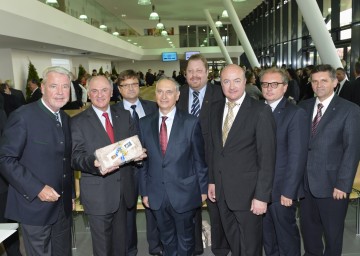 VP-Klubobmann Mag. Klaus Schneeberger, LH Dr. Erwin Pröll, Landesschulinspektor HR Mag. Karl-Heinz Jirsa, Direktor OStR. Gerhard Janovsky, Bürgermeister Bernhard Müller BA, Vizebürgermeister Dr. Christian Stocker, Bezirkshauptmann Mag. Andreas Strobl und LAbg. Franz Rennhofer (v.l.n.r.) wohnten heute, 17. Oktober, der Eröffnung der neu errichteten HAK/HAS Wiener Neustadt bei.