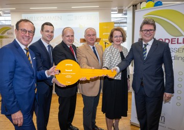 BIG-Geschäftsführer Wolfgang Gleissner, Bildungsdirektor Karl Fritthum, Schulleiter Michael Päuerl, Bürgermeister Hans Stefan Hintner, Bildungs-Landesrätin Christiane Teschl-Hofmeister und Bildungsminister Martin Polaschek (v.l.n.r.) 