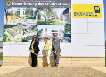 Spatenstich für das neue Schulzentrum in Strasshof durch Landeshauptfrau Johanna Mikl-Leitner, Bürgermeister Ludwig Deltl und GGR Julia Neidhart.